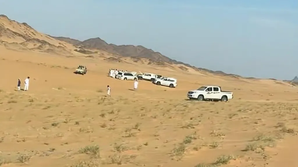 مفقودي حلبان يصمدون العثور عليهم بصحة جيدة بعد ضياع الطريق وتعليق مركبتهم وسط الكثبان الرملية