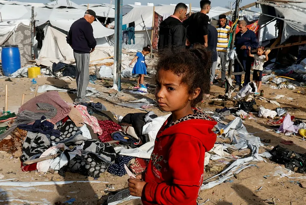 لقطة مؤثرة من غزة فتاة تراقب آثار الدمار بعين الحيرة والحزن